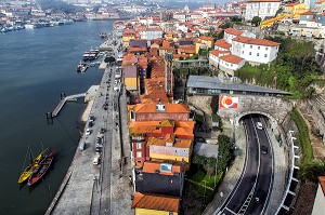 VUE SUR LE DOURO ET SES BATEAUX (BARCOS RABELOS) ET LA VILLE DEPUIS LE PONT LUIS 1ER, RUA DA RIBEIRA NEGRA, PORTO, PORTUGAL 