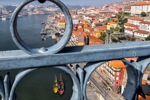 VUE SUR LE DOURO ET SES BATEAUX (BARCOS RABELOS) ET LA VILLE DEPUIS LE PONT LUIS 1ER, PORTO, PORTUGAL 