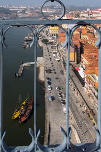 VUE SUR LE DOURO ET SES BATEAUX (BARCOS RABELOS) ET LA VILLE DEPUIS LE PONT LUIS 1ER, PORTO, PORTUGAL 