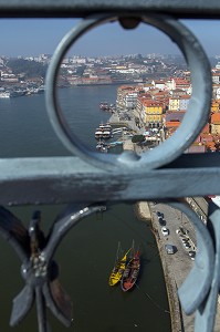 VUE SUR LE DOURO ET SES BATEAUX (BARCOS RABELOS) ET LA VILLE DEPUIS LE PONT LUIS 1ER, PORTO, PORTUGAL 