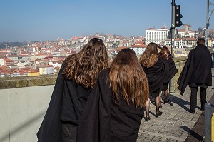 ETUDIANTS EN HABITS NOIRS PENDANT LA PERIODE DES EXAMENS DE FIN D'ANNEE, PORTO, PORTUGAL 