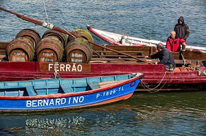 BATEAU A FOND PLAT POUR LE TRANSPORT DES TONNEAUX DE VIN (BARCOS RABELOS) SUR LE DOURO, VILA NOVA DE GAIA, PORTO, PORTUGAL 