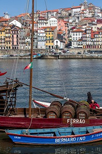 BATEAUX A FOND PLAT POUR LE TRANSPORT DES TONNEAUX DE VIN (BARCOS RABELOS) SUR LE DOURO AVEC LA VILLE ET LE PONT LUIS 1ER, VILA NOVA DE GAIA, PORTO, PORTUGAL 
