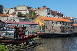 BATEAU DE LA SOCIETE SANDEMAN, QUAI DE REPARATION, CHANTIER NAUTIQUE AU BORD DU DOURO, VILA NOVA DE GAIA, PORTO, PORTUGAL 