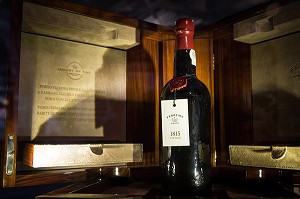 BOUTEILLE VINTAGE DE 1815, VIN DE PORTO DE LA SOCIETE FERREIRA, VILA NOVA DE GAIA, PORTO, PORTUGAL 