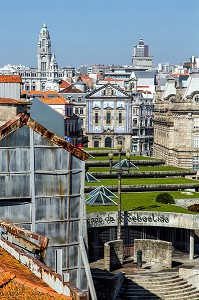 LES TERRASSES DE PELOUSE DU MARCHE (MERCADO DE SAO SEBASTIAO) ET LES AZULEJOS SUR L'EGLISE DE SANTO ANTONIO DOS CONGREGADOS DEVANT LA GARE DE SAO BENTO, ARCHITECTURE DE LA VILLE DE PORTO, PORTUGAL 