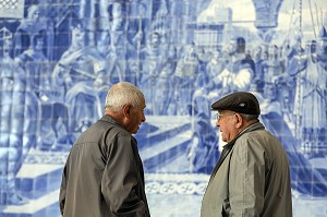 INTERIEUR DE LA GARE DE SAO BENTO COMPOSEE DE PLUS DE 20 000 AZULEJOS RETRACANT L'HISTOIRE DU PORTUGAL, PORTO 