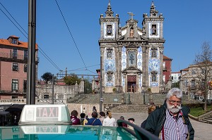 FACADE D'AZULEJOS DE L'EGLISE DE SAINT ILDEFONSO, PORTO, PORTUGAL 