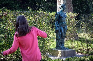 SCULPTURE EN BRONZE DE LA BAIGNEUSE DRAPEE (LA SEINE) D'ARISTIDE MAILLOL, FONDATION SERRALVES (FONDACAO), PORTO, PORTUGAL 