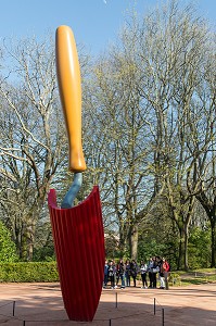 LE PLANTOIR DE L'ARTISTE CONTEMPORAIN CLAES OLDENBURG DANS LE PARC FONDATION SERRALVES (FONDACAO), PORTO, PORTUGAL 