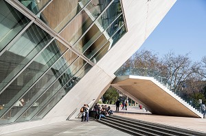 EXTERIEUR AUX FORMES CONTEMPORAINES DANS UN MELANGE DE VERRE ET DE BETON BRUT, CASA DA MUSICA (MAISON DE LA MUSIQUE), ARCHITECTE REM KOOLHAAS, PORTO, PORTUGAL 