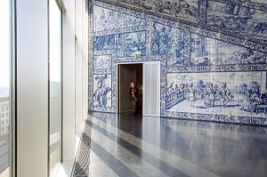 MELANGE DE VERRE ET D'AZULEJOS, CASA DA MUSICA (MAISON DE LA MUSIQUE), ARCHITECTE REM KOOLHAAS, PORTO, PORTUGAL 