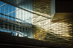 SALLE DE CONCERT EN VERRE ET DORURE, CASA DA MUSICA (MAISON DE LA MUSIQUE), ARCHITECTE REM KOOLHAAS, PORTO, PORTUGAL 