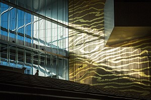 SALLE DE CONCERT EN VERRE ET DORURE, CASA DA MUSICA (MAISON DE LA MUSIQUE), ARCHITECTE REM KOOLHAAS, PORTO, PORTUGAL 