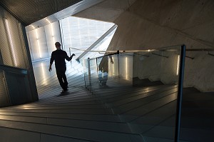 ESCALIER EN BETON BRUT, CASA DA MUSICA (MAISON DE LA MUSIQUE), ARCHITECTE REM KOOLHAAS, PORTO, PORTUGAL 