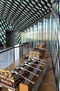 EXPOSITION D'INSTRUMENTS DE MUSIQUE, MELANGE DE VERRE ET D'AZULEJOS, CASA DA MUSICA (MAISON DE LA MUSIQUE), ARCHITECTE REM KOOLHAAS, PORTO, PORTUGAL 
