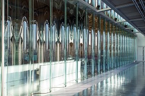 COULOIR DE VERRE POUR CONSERVER LA LUMIERE EXTERIEURE, CASA DA MUSICA (MAISON DE LA MUSIQUE), ARCHITECTE REM KOOLHAAS, PORTO, PORTUGAL 