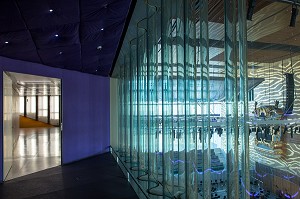 COULOIR DE VERRE POUR CONSERVER LA LUMIERE EXTERIEURE, CASA DA MUSICA (MAISON DE LA MUSIQUE), ARCHITECTE REM KOOLHAAS, PORTO, PORTUGAL 