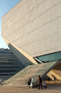 EXTERIEUR AUX FORMES CONTEMPORAINES DANS UN MELANGE DE VERRE ET DE BETON BRUT, CASA DA MUSICA (MAISON DE LA MUSIQUE), ARCHITECTE REM KOOLHAAS, PORTO, PORTUGAL 