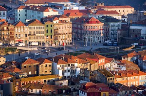 PLACE DE L'AVENUE DON ALFONSO HENRIQUES ET MARCHE DE SAO SEBASTIAO, PORTO, PORTUGAL 