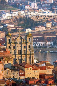 MUSEE D'ART SACRE AVEC LE DOURO EN ARRIERE PLAN, VUE DE LA TOUR DO CLERIGOS, PORTO, PORTUGAL 