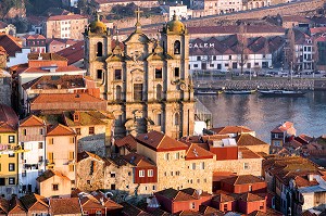 MUSEE D'ART SACRE AVEC LE DOURO EN ARRIERE PLAN, VUE DE LA TOUR DO CLERIGOS, PORTO, PORTUGAL 