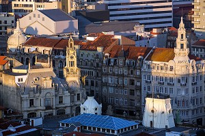 ARCHITECTURE DES IMMEUBLES DE L'AVENUE DOS ALIADOS, PLACE DE LA LIBERTE, PORTO, PORTUGAL 