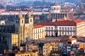 CATHEDRALE DE SE DE PORTO ET PALAIS EPISCOPAL AVEC LE DOME DU MONASTERE DE SERRA DO PILAR, PORTO, PORTUGAL 