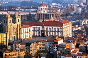 CATHEDRALE DE SE DE PORTO ET PALAIS EPISCOPAL AVEC LE DOME DU MONASTERE DE SERRA DO PILAR, PORTO, PORTUGAL 