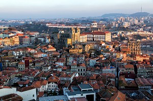 CATHEDRALE DE SE DE PORTO ET PALAIS EPISCOPAL ET AU FOND LE MONASTERE DE SERRA DO PILAR, PORTO, PORTUGAL 