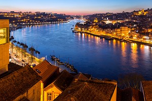 PONT FLEUVE DOURO SEPARANT LES VILLES DE PORTO ET VILA NOVA DE GAIA A LA TOMBEE DE LA NUIT, PORTUGAL 