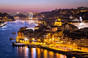 PONT DE ARRABIDA ET FLEUVE DOURO AUTOUR DE LA VILLE DE PORTO A LA TOMBEE DE LA NUIT, PORTUGAL 