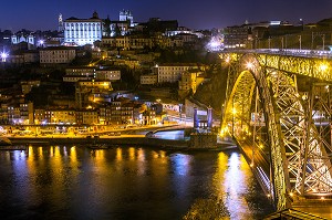 VILLE DE PORTO ET LE PONT LUIS IER REALISE PAR THEOPHLE SEYRIG, DISCIPLE DE GUSTAVE EIFFEL A LA TOMBEE DE LA NUIT, VILA NOVA DE GAIA, PORTUGAL 