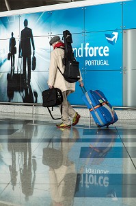 VOYAGEURS EN TRANSIT A L'AEROPORT DE PORTO (GROUND FORCE), PORTUGAL 