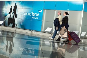 VOYAGEURS EN TRANSIT A L'AEROPORT DE PORTO (GROUND FORCE), PORTUGAL 