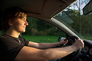 JEUNE CONDUCTEUR EN CONDUITE ACCOMPAGNEE AU VOLANT DE LA VOITURE 
