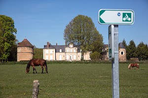 PANNEAU DE SIGNALISATION DE LA VELO ROUTE, PARIS-LE-MONT-SAINT-MICHEL, LUIGNY, PERCHE, EURE-ET-LOIR (28), FRANCE 