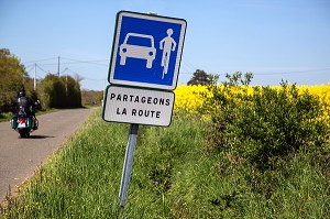 PANNEAU DE SIGNALISATION POUR PARTAGER LA ROUTE ENTRE VOITURE ET VELOS 'PARTAGEONS LA ROUTE', VELO ROUTE DU PERCHE, EURE-ET-LOIR (28), FRANCE 