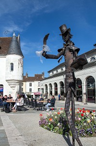 SCULPTURE DE JEAN-ALEXANDRE DELATTRE 'BIENVENUE A LA MEDIATHEQUE',  MORTAGNE-AU PERCHE, ORNE (61), FRANCE 