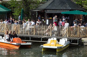 PEDALOS DEVANT LA GUINGUETTE LA PETITE VENISE SUR LES BORDS DE L'EURE, CHARTRES, EURE-ET-LOIR (28), FRANCE 