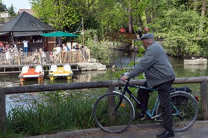 ANCIEN A VELO DEVANT LA GUINGUETTE LA PETITE VENISE SUR LES BORDS DE L'EURE, CHARTRES, EURE-ET-LOIR (28), FRANCE 