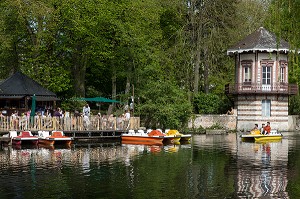 PEDALOS DEVANT LA GUINGUETTE LA PETITE VENISE SUR LES BORDS DE L'EURE, CHARTRES, EURE-ET-LOIR (28), FRANCE 