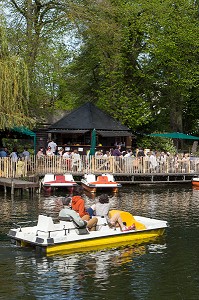 PEDALOS DEVANT LA GUINGUETTE LA PETITE VENISE SUR LES BORDS DE L'EURE, CHARTRES, EURE-ET-LOIR (28), FRANCE 