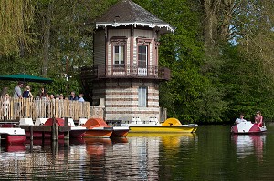 PEDALOS DEVANT LA GUINGUETTE LA PETITE VENISE SUR LES BORDS DE L'EURE, CHARTRES, EURE-ET-LOIR (28), FRANCE 