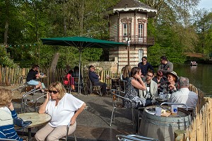 LA TERRASSE DE LA GUINGUETTE LA PETITE VENISE SUR LES BORDS DE L'EURE, CHARTRES, EURE-ET-LOIR (28), FRANCE 