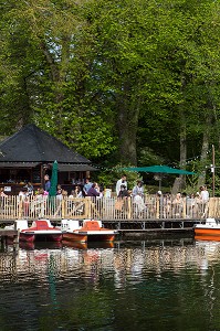 PEDALOS DEVANT LA GUINGUETTE LA PETITE VENISE SUR LES BORDS DE L'EURE, CHARTRES, EURE-ET-LOIR (28), FRANCE 