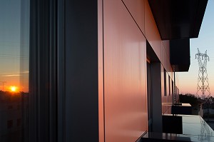 LIGNE ELECTRIQUE A HAUTE TENSION SUR FOND DE COUCHER DE SOLEIL, SANTA MARIA DE FEIRA, PORTUGAL 