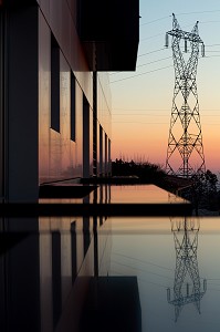 LIGNE ELECTRIQUE A HAUTE TENSION SUR FOND DE COUCHER DE SOLEIL, SANTA MARIA DE FEIRA, PORTUGAL 