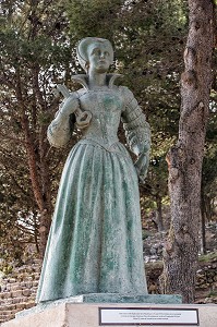 SCULPTURE DE GEORGES GUIRAUD DE 2007 REPRESENTANT FRANCOISE DE CEZELLI QUI RESISTA AUX ASSAILLANTS ESPAGNOLS AU PRIX DE LA VIE DE SON MARI, VILLAGE DE LEUCATE, AUDE (11), FRANCE 