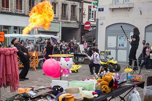 ANIMATION AVEC LES CRACHEURS DE FEU, JOUR DE BROCANTE, RUGLES (27), FRANCE 